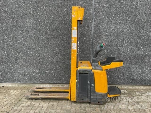 Jungheinrich ERC 216 보행식 리치 지게차