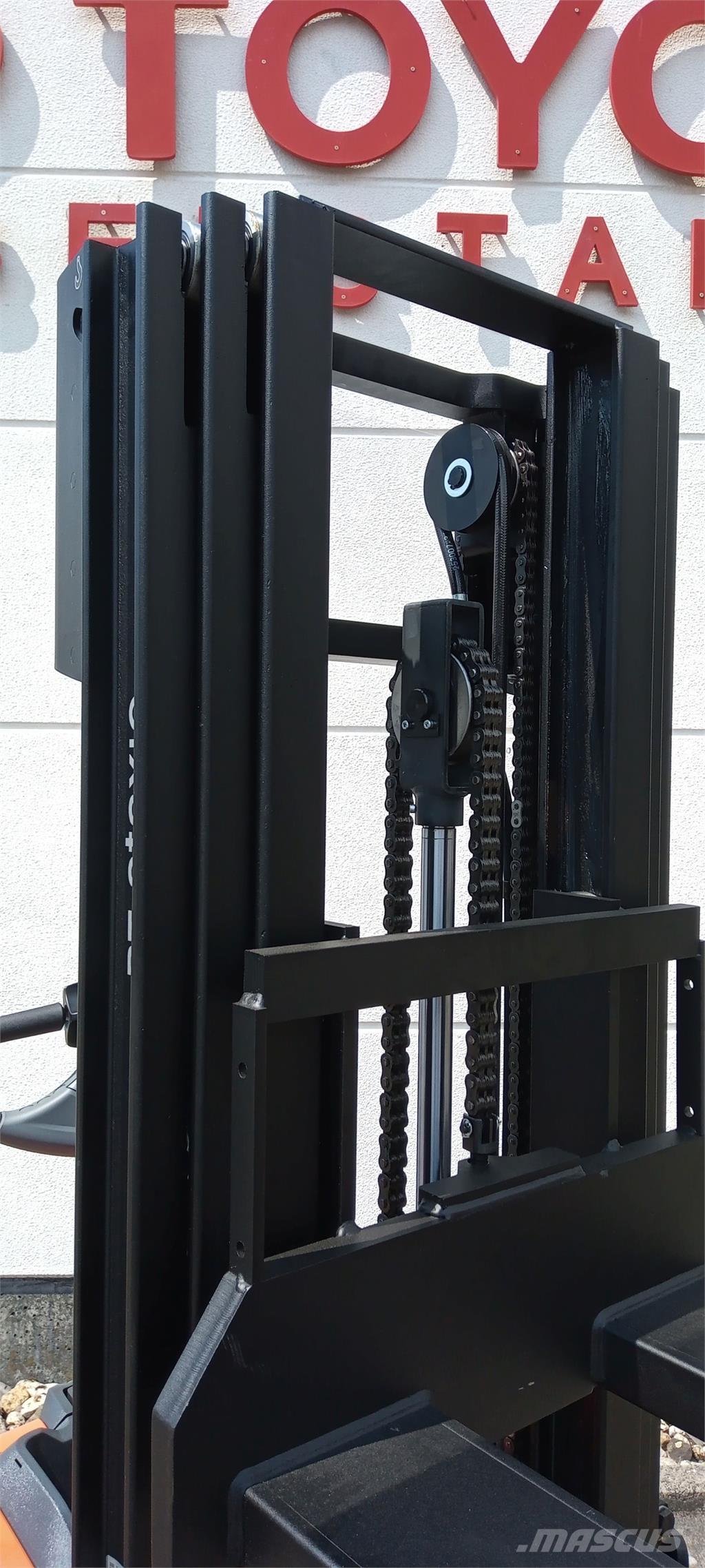 Toyota SWE120L 보행식 리치 지게차