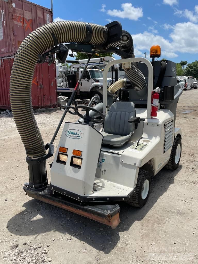 Tennant ATLV4300 도로 청소차