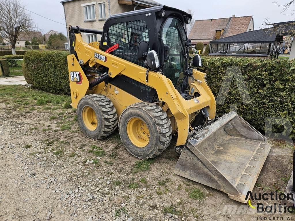 CAT 242 D 3  스키드로더