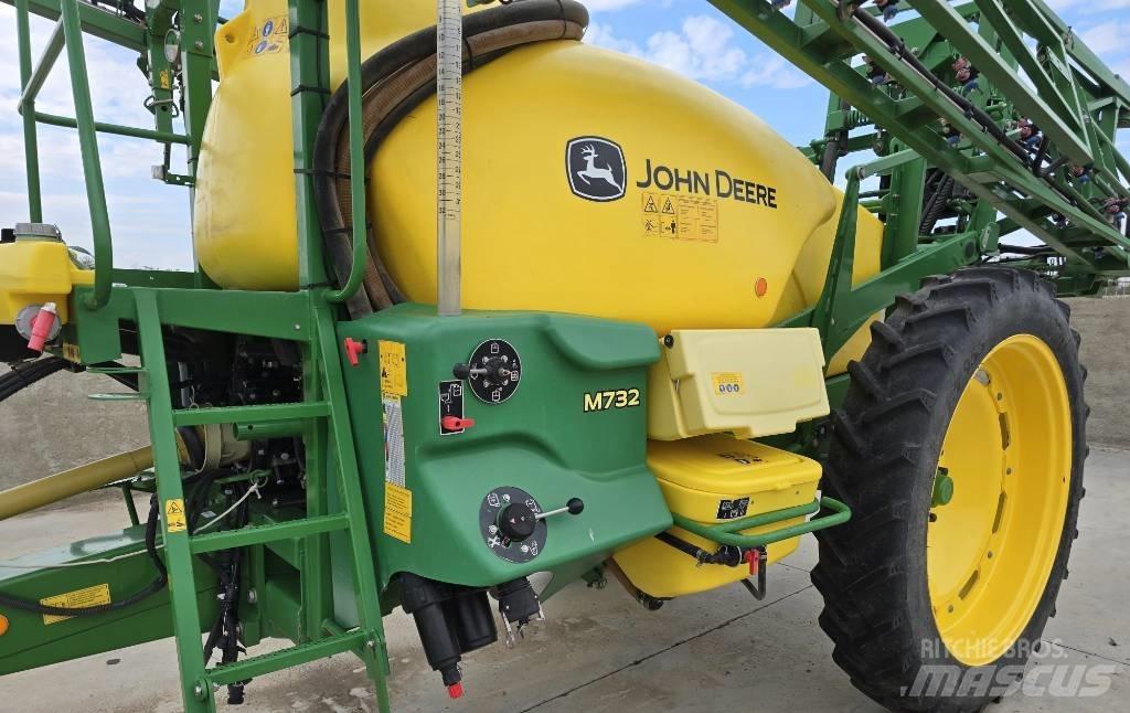 John Deere M 732 견인형 분무기