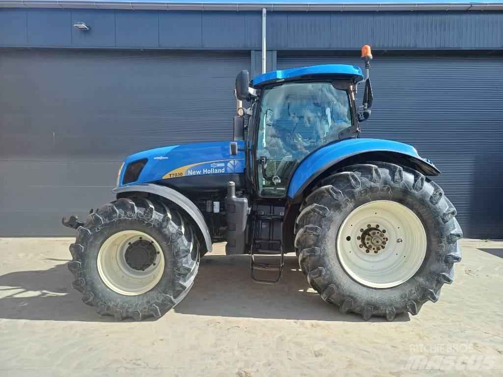 New Holland T7030AC 트랙터