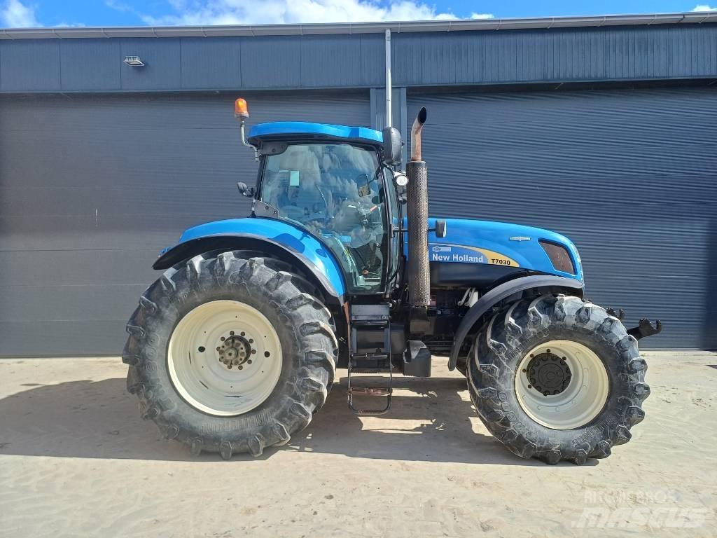 New Holland T7030AC 트랙터
