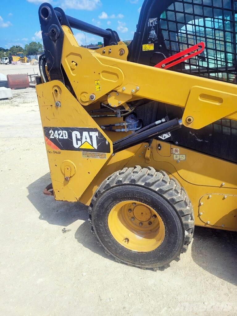 CAT 242 D  스키드로더