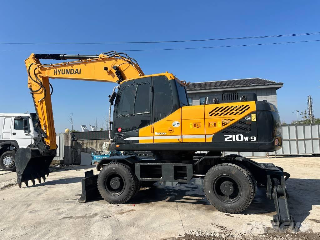 Hyundai R210W-9  휠 굴삭기
