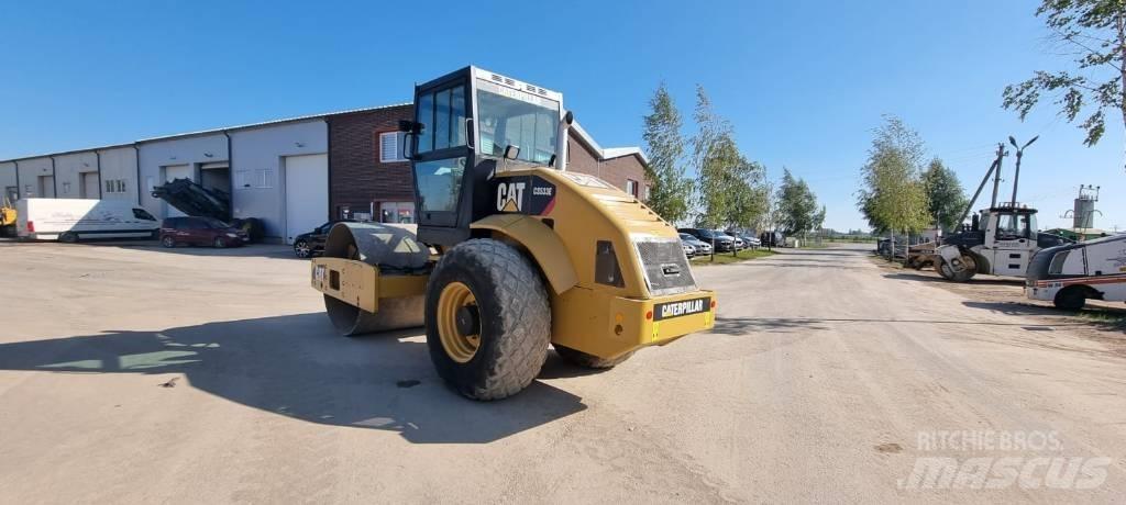 CAT CS 533 싱글 드럼 롤러