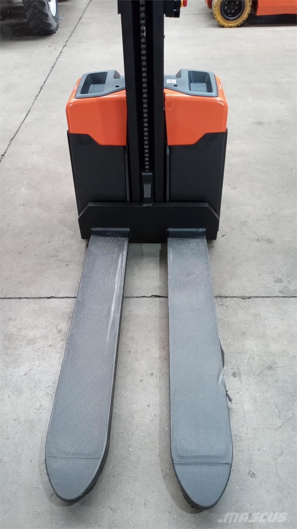 Toyota HWE100 보행식 리치 지게차