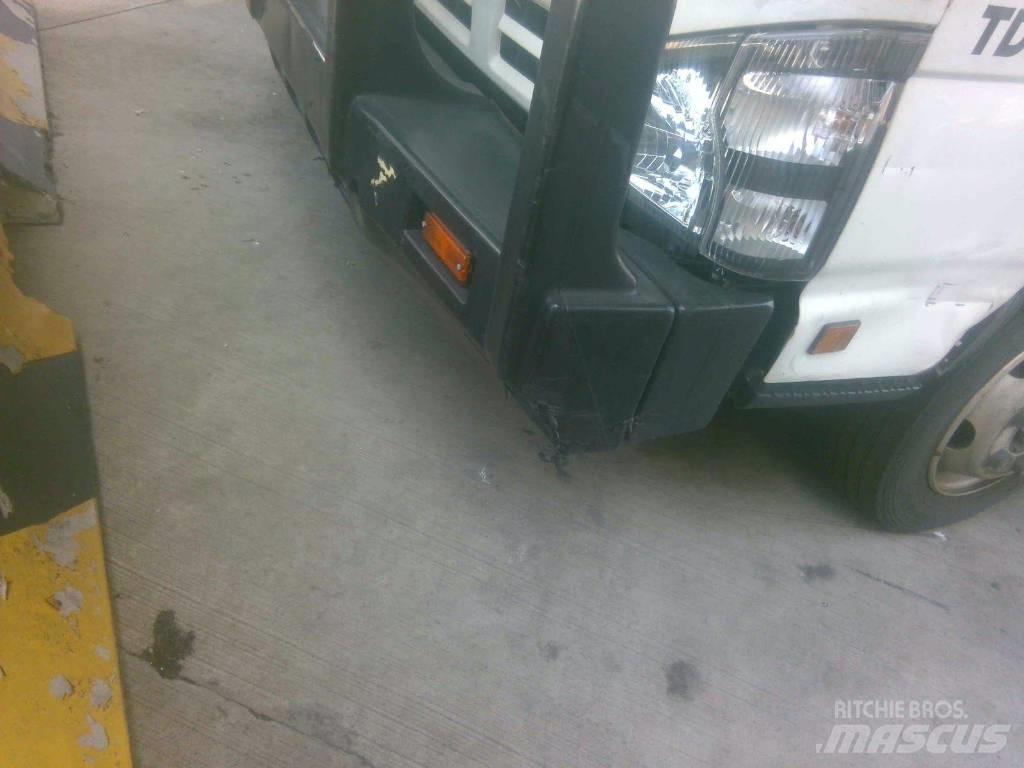 Isuzu NPR 탱커 트럭