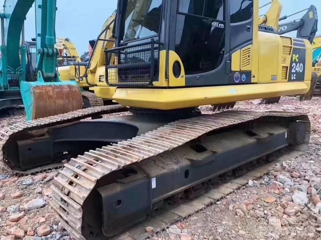 Komatsu PC 240 대형 굴삭기 29톤 이상