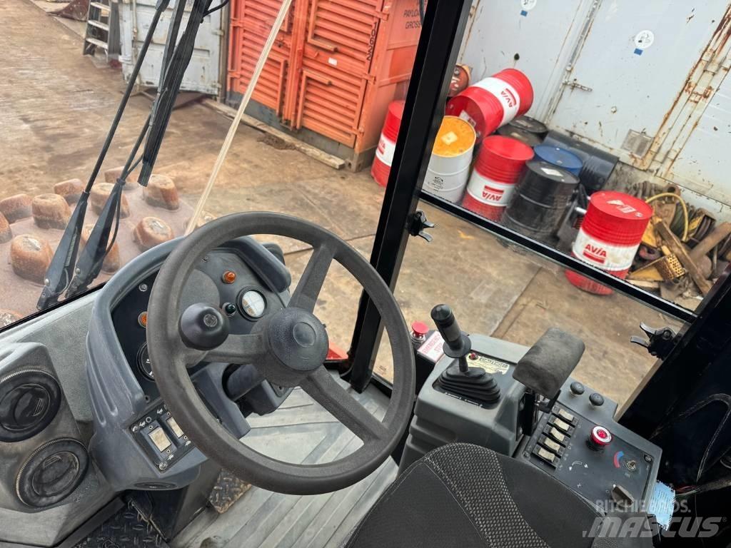 CAT CP 533 E 싱글 드럼 롤러
