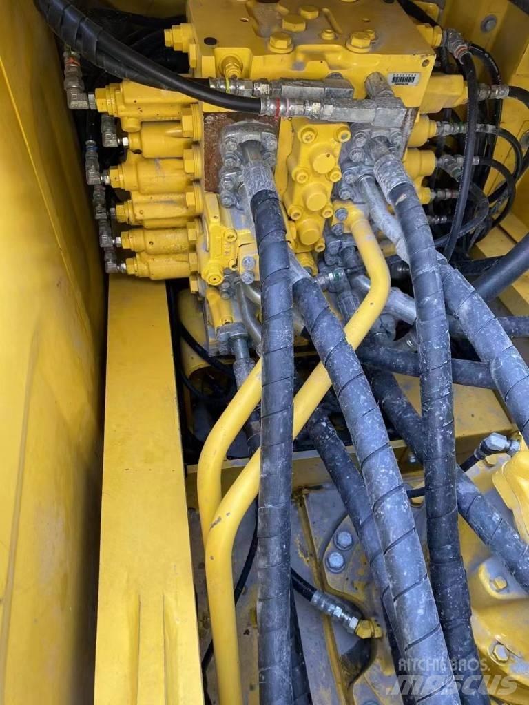 Komatsu 240LC-8 대형 굴삭기 29톤 이상