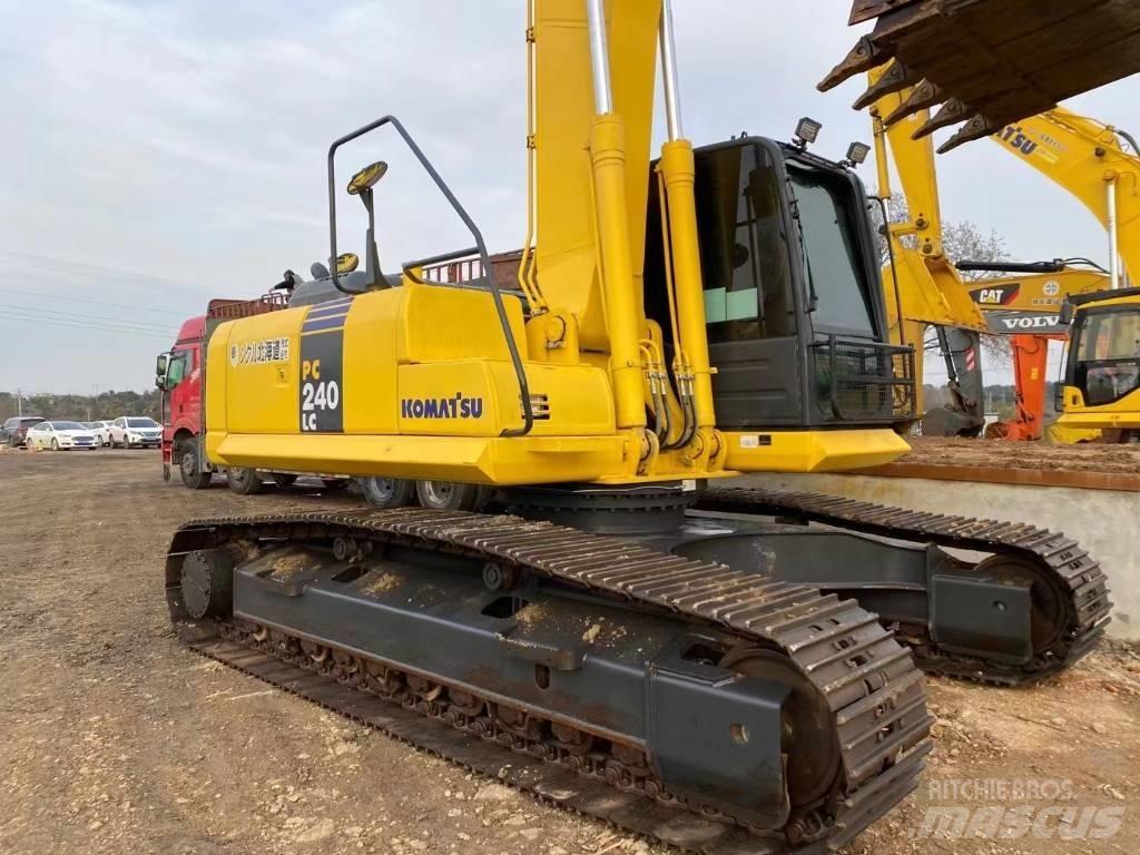 Komatsu 240LC-8 대형 굴삭기 29톤 이상