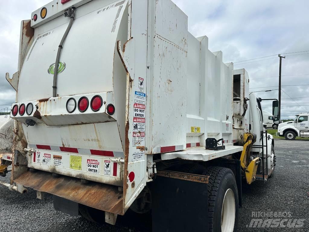 Freightliner M2 폐기물 수거 트럭