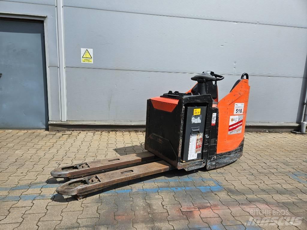 BT LPE250 로우 리프터(승강대 포함)