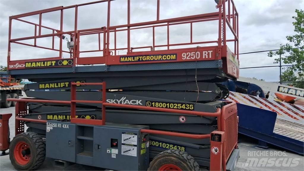 SkyJack 9250RT 가위형 리프트