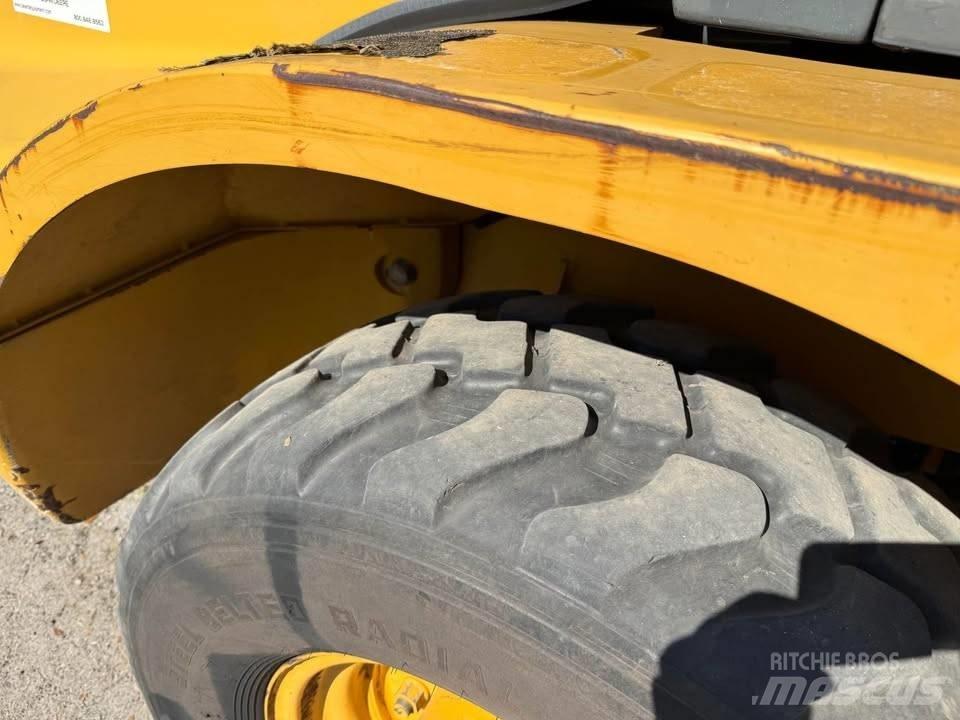 John Deere 244 J  휠로우더