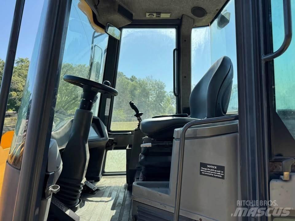 John Deere 244 J  휠로우더