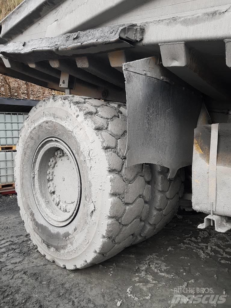 Komatsu HD 465-5 초대형 덤프 트럭