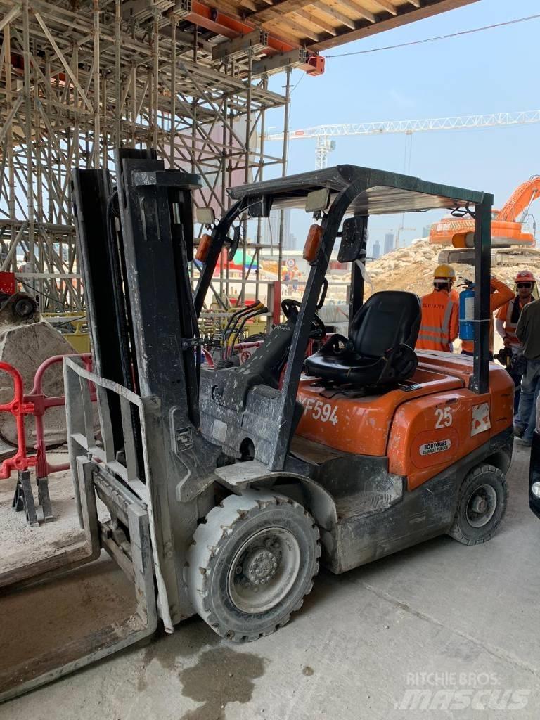 TCM Forklift FD25T4 디젤 지게차