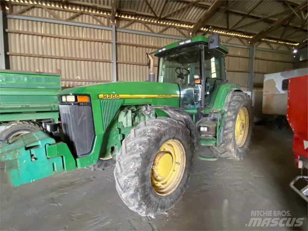 John Deere 8200 트랙터