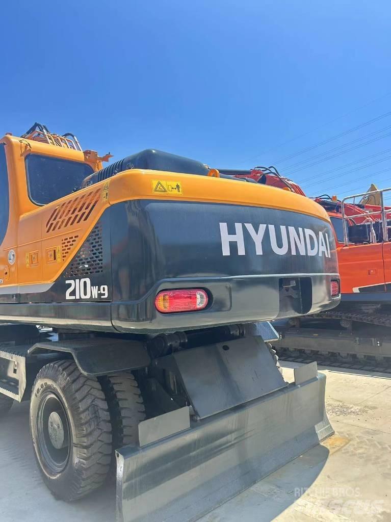 Hyundai R210W-9  휠 굴삭기