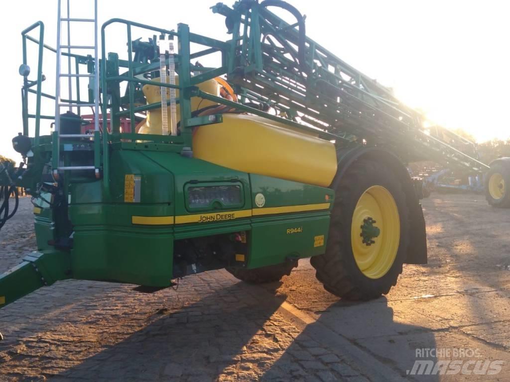 John Deere R944i 견인형 분무기