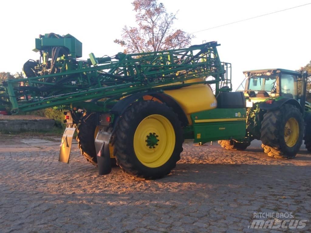 John Deere R944i 견인형 분무기