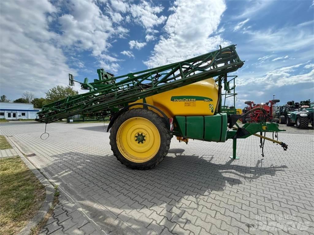 John Deere 740i 견인형 분무기
