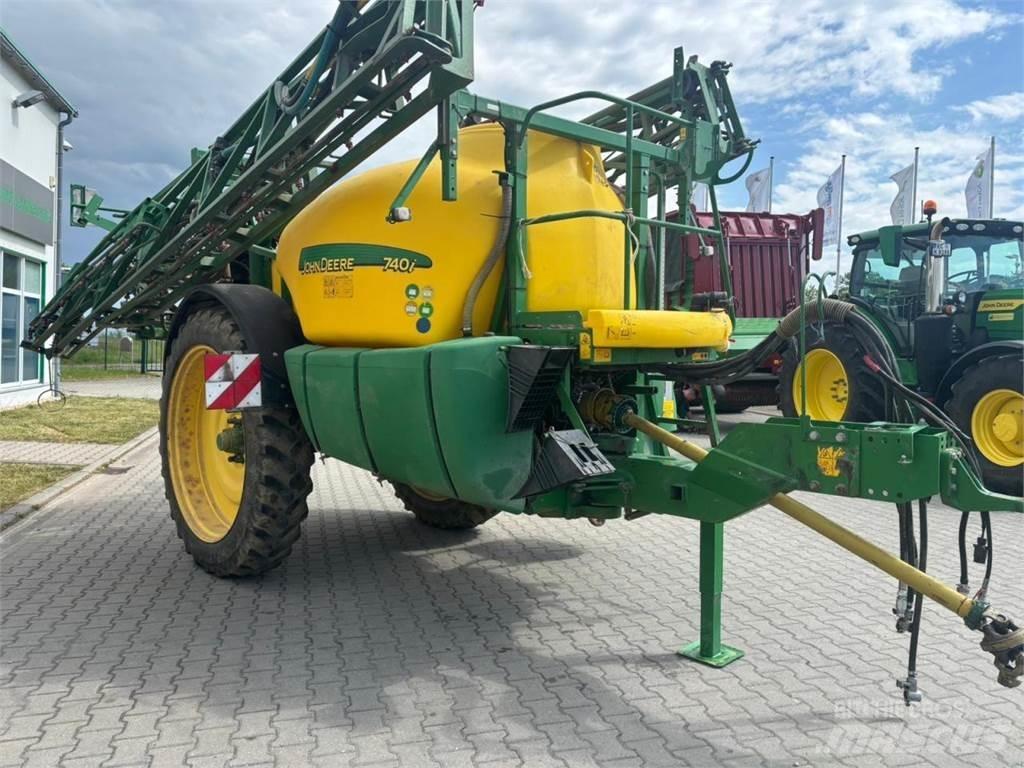 John Deere 740i 견인형 분무기