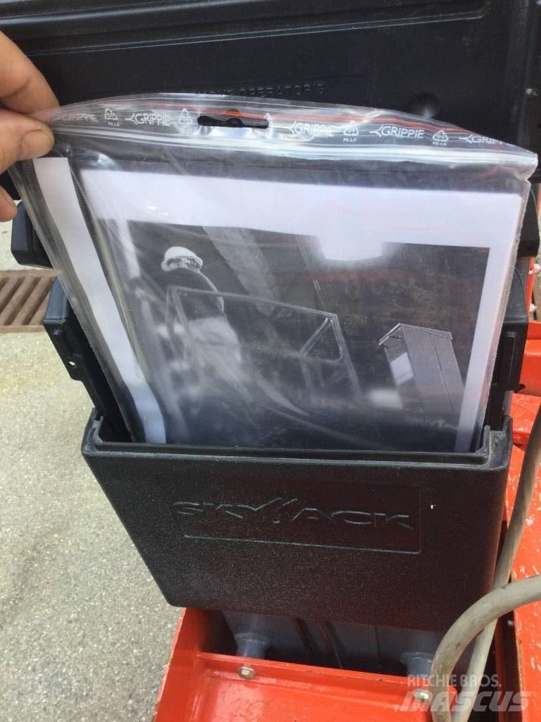 SkyJack SJ 12 가위형 리프트
