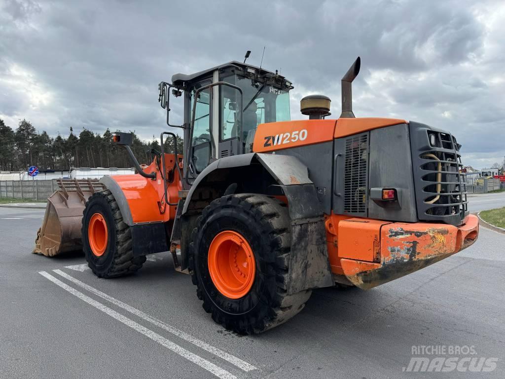 Hitachi ZW 250  휠로우더