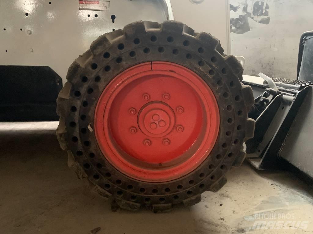 Bobcat S 300  스키드로더