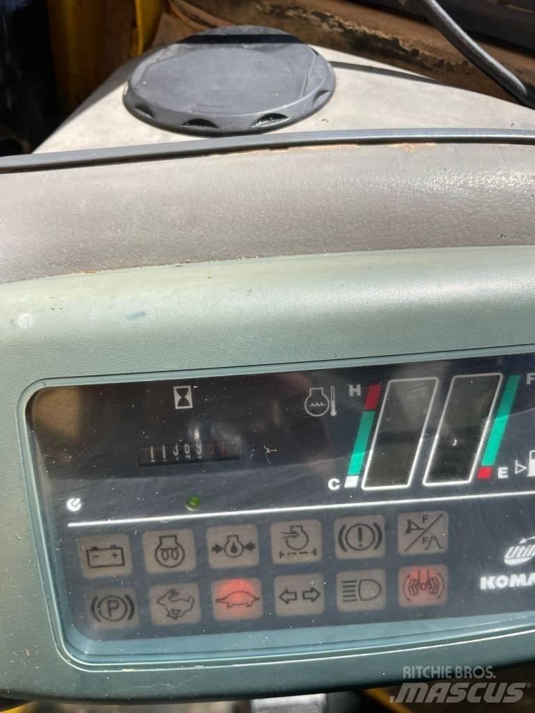 Komatsu PW 110  휠 굴삭기