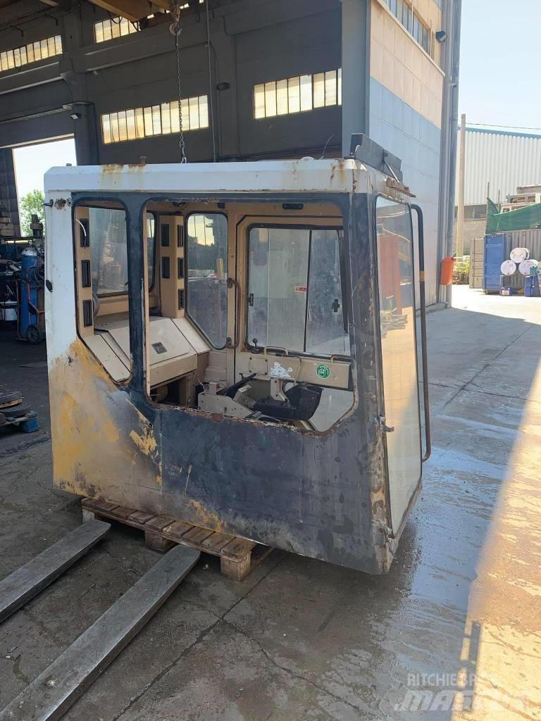 CAT 375 캐빈 및 인테리어