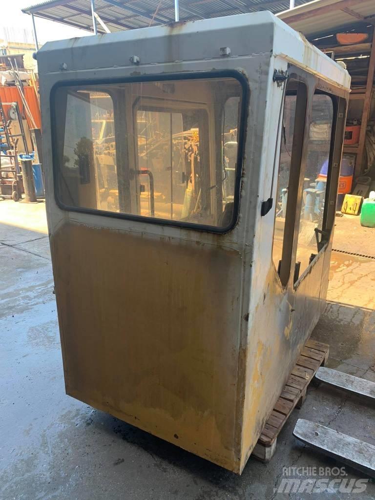 CAT 375 캐빈 및 인테리어