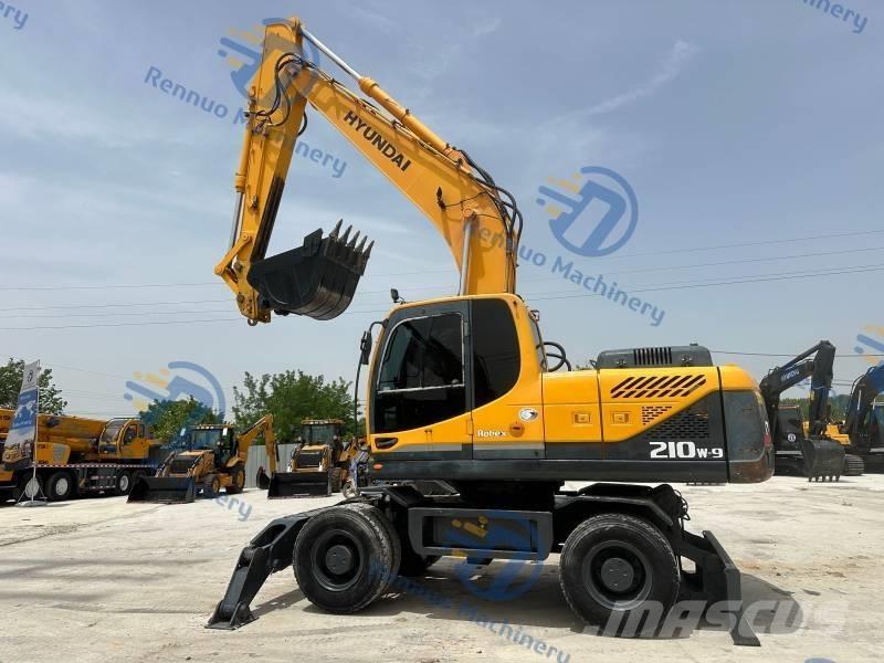 Hyundai R210W-9  휠 굴삭기