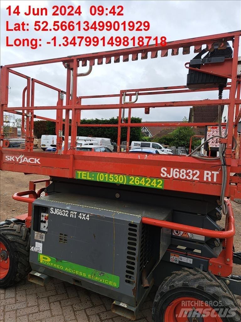 SkyJack SJ 6832 RT 가위형 리프트