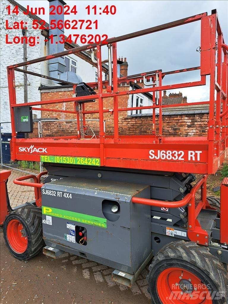 SkyJack SJ 6832 RT 가위형 리프트