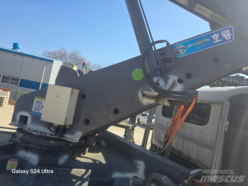 Horyong SKY 300 트럭 탑재 고소작업대