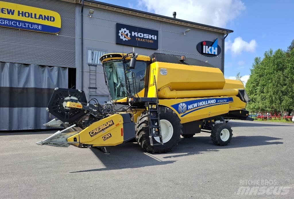 New Holland TC 5070 콤바인 수확기