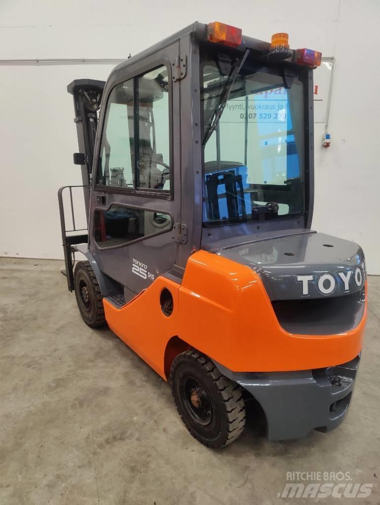 Toyota 02-8 FDF25 디젤 지게차