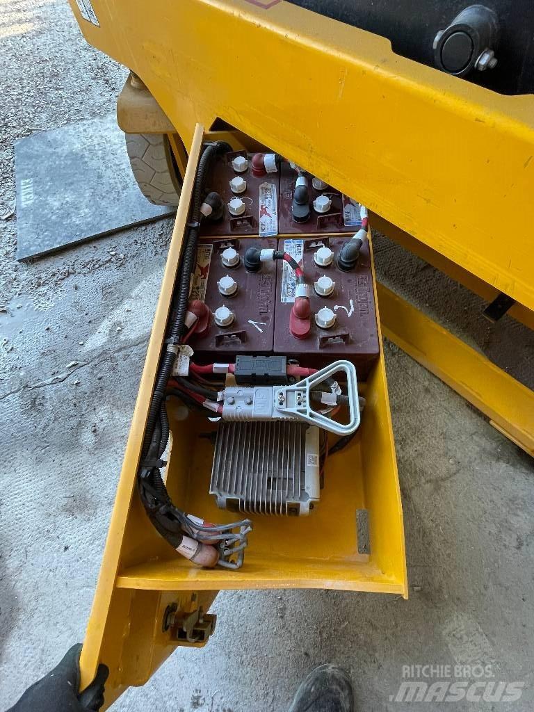 JCB S 2032 E 가위형 리프트