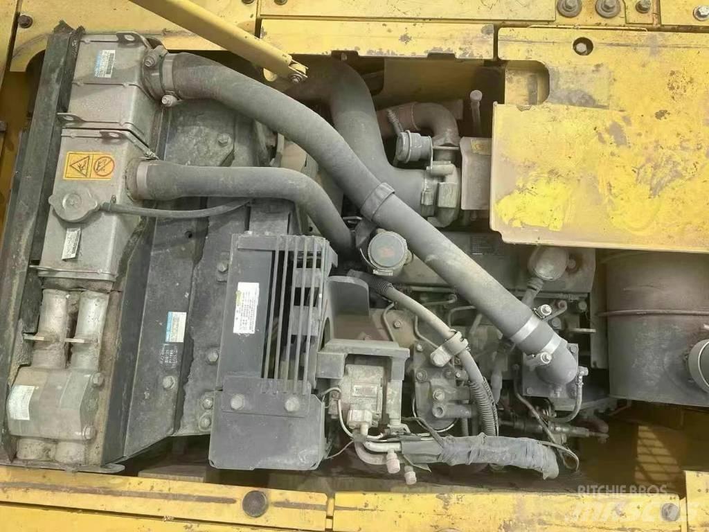 Komatsu PC 130 대형 굴삭기 29톤 이상