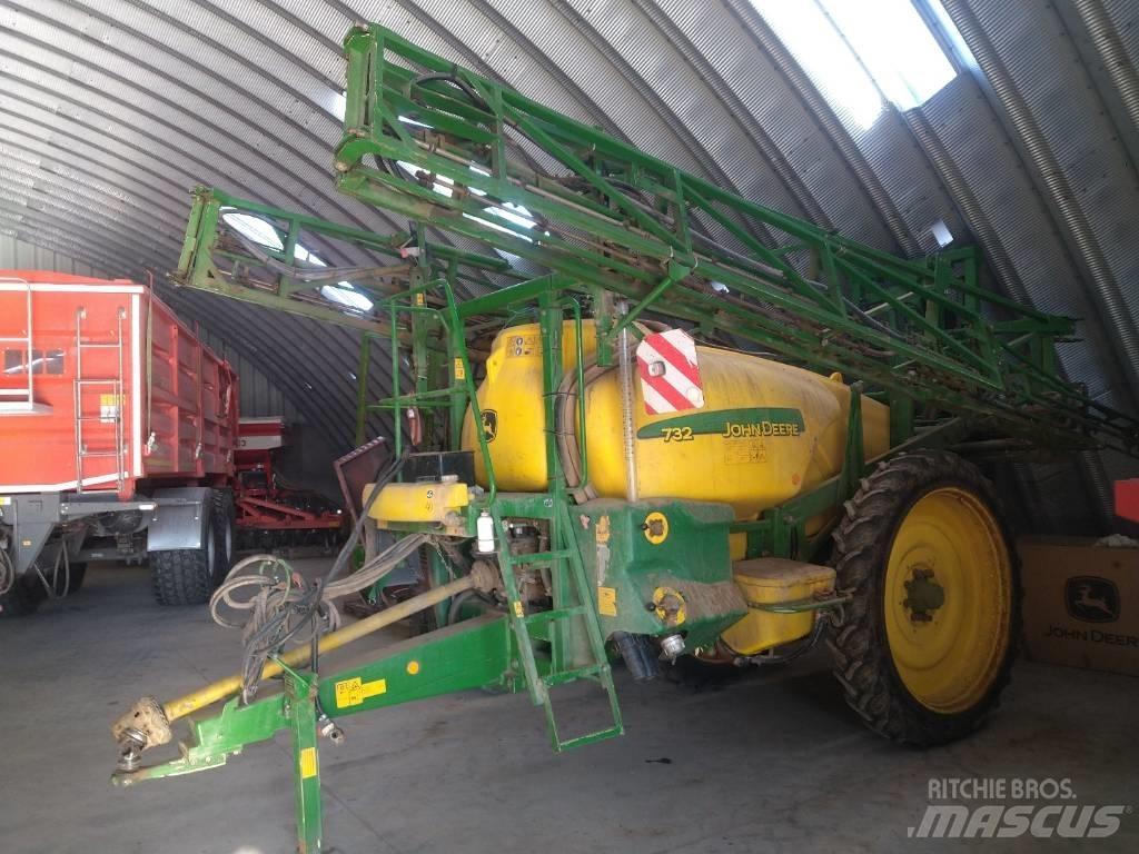 John Deere 732 견인형 분무기
