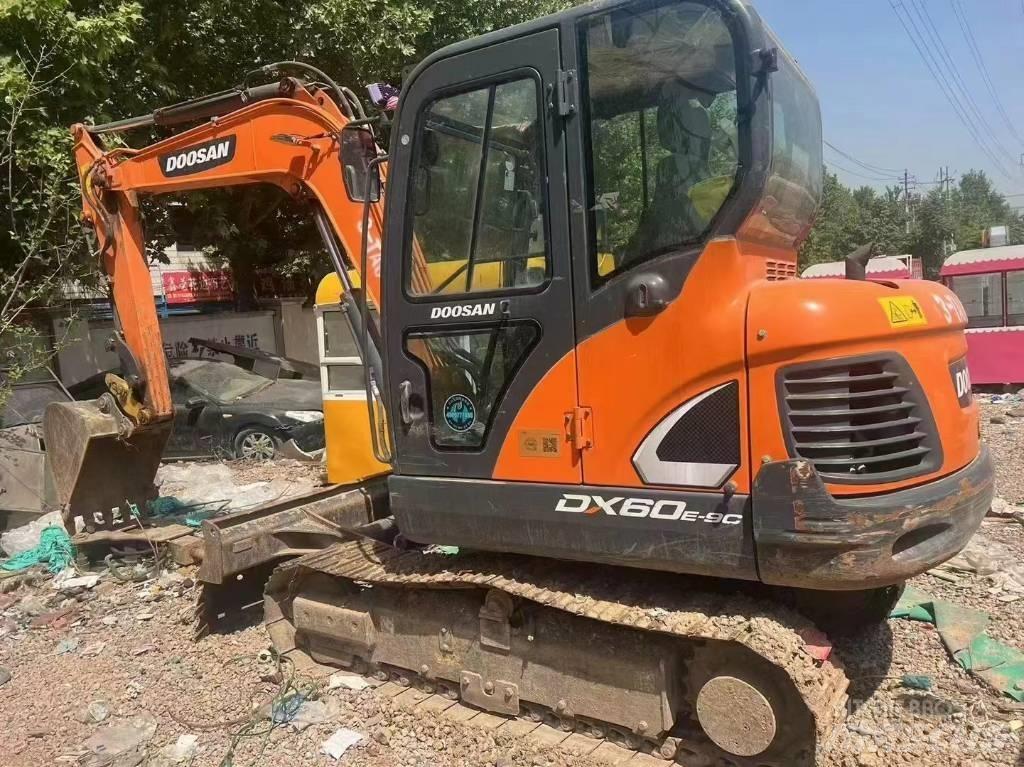 Doosan DX 60 소형 굴삭기 7톤 미만