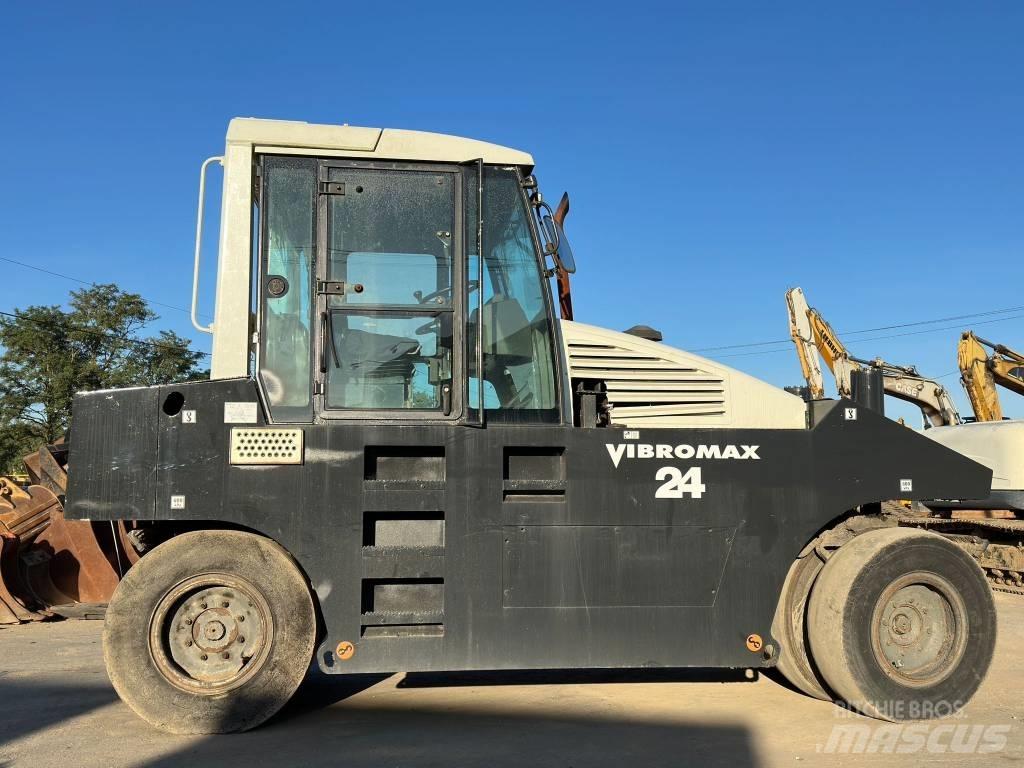Vibromax W2400 공기 타이어 롤러