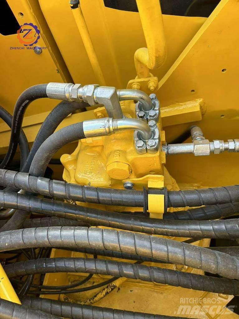 Komatsu PC 220-8/ 대형 굴삭기 29톤 이상