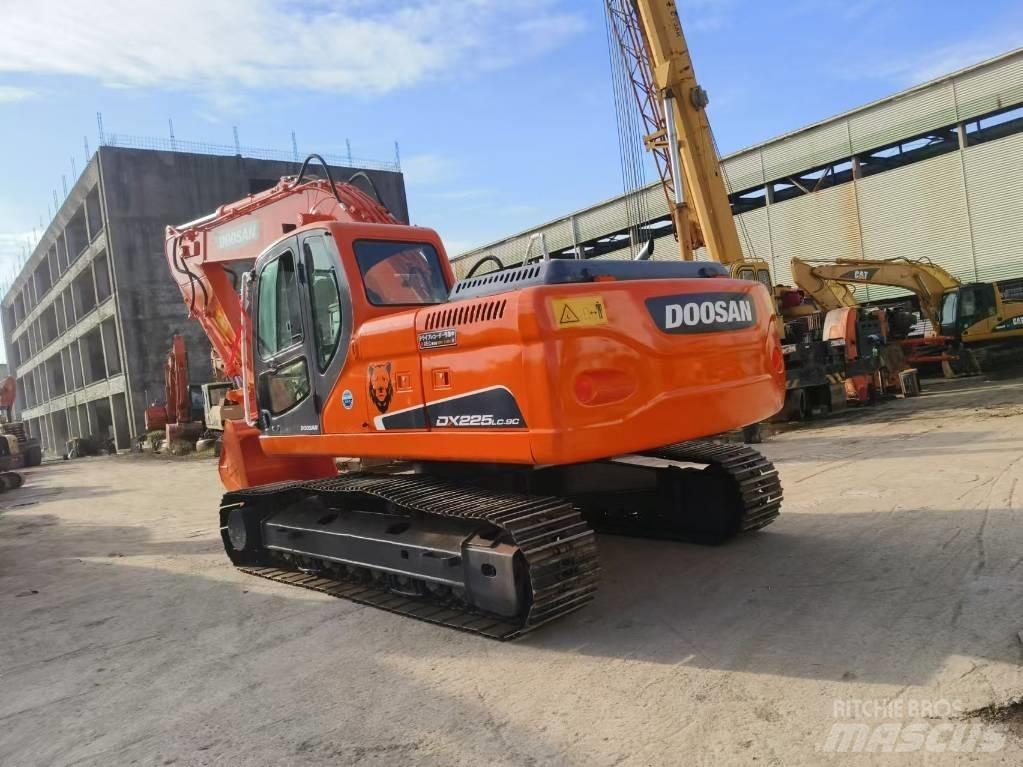 Doosan DX 225 대형 굴삭기 29톤 이상