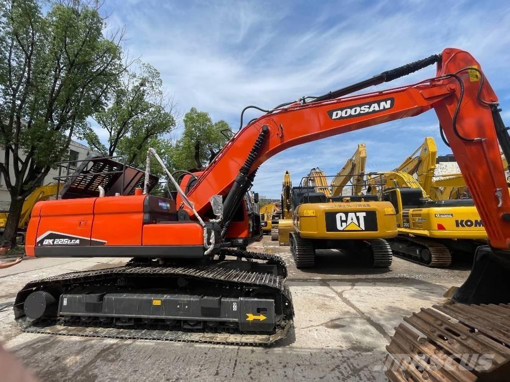 Doosan DX 225 중형굴삭기 7톤-28톤