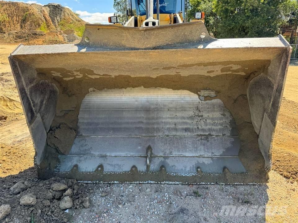 Volvo L 90 F  휠로우더